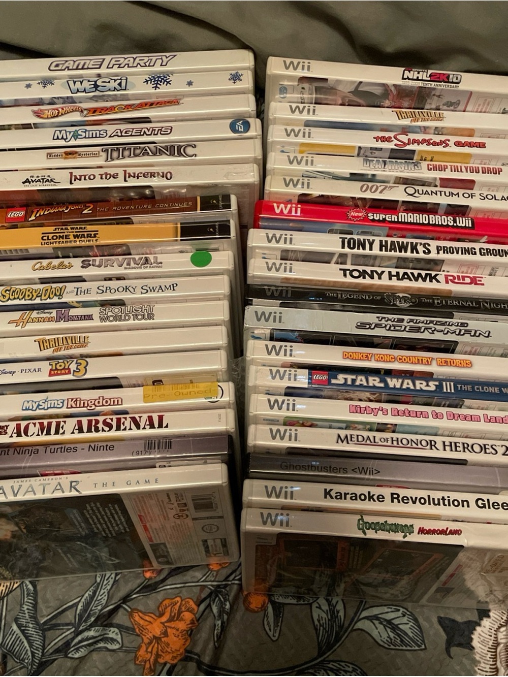 Nintendo Wii Game Case Collection - White with Red Spine Accent
